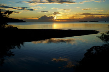 水面に写る夕陽