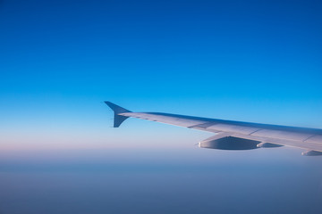 Fototapeta na wymiar Tragfläche eines Flugzeuges in der Luft