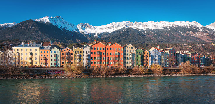 Innsbruck, bunte H&auml;userzeile Mariahilf mit verschneiter Nordkette im Hintergrund