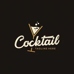 Foto op Plexiglas vintage Cocktail logo design vector. alcohol drink icon. retro cocktail glass vector design template © addymawy