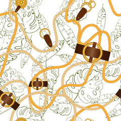 Vintage gouden sieraden van ketting en rustieke touwen, kwasten en riemen met bladeren.