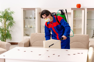 Obraz premium Young contractor doing pest control at home