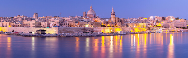 Fototapeta na wymiar Malta. The coastline along Valletta and the harbor at sunrise.