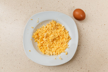 cocinando la receta de huevos rellenos de atún y mayonesa.