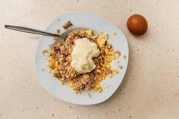 cocinando la receta de huevos rellenos de atún y mayonesa.