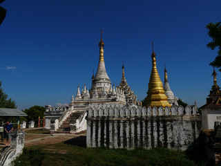 Fototapeta na wymiar Umin Thonz Pagoda,