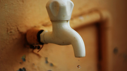 Water leaking from the tap
