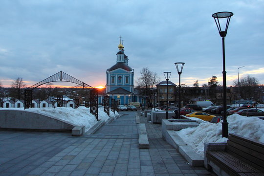 Pth way to Resurrection Church in Sergiev Posad Moscow Region on winter evening