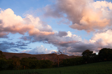 Fototapeta na wymiar Clouds over the mountains of Minas Gerais.