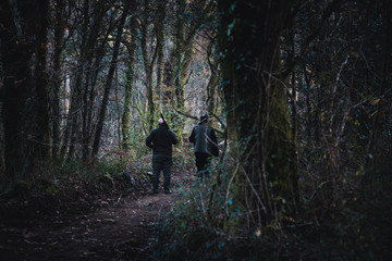cazadores en el bosque 