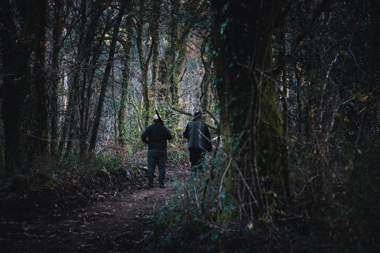 cazadores en el bosque 