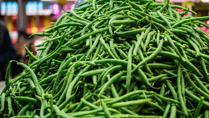 Judías verdes apiladas en un mercado