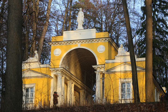 Photo yellow gazebo with figures in the park