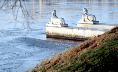 Photo sphinxes girls in the pond of the Royal Park