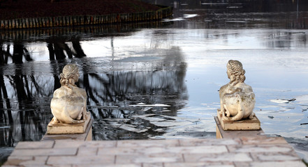 Photo sphinxes girls in the pond of the Royal Park