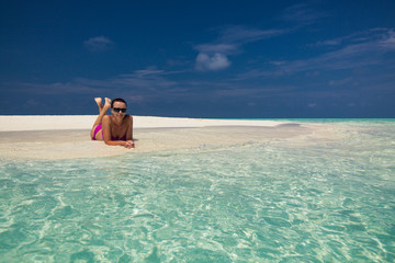 Obraz premium Young gorgeous woman in bikini on a tropical island