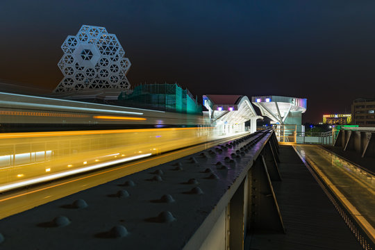 台湾高雄ライトレールと真愛碼頭路面電車の駅の夜景