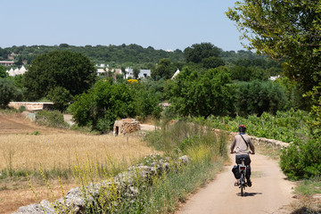 Touriste à vélo en Italie, Vallée d'Itria, Pouilles