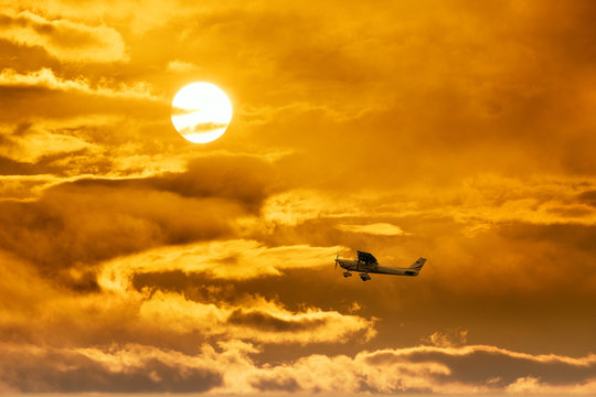 Flugzeug im Sonnenuntergang