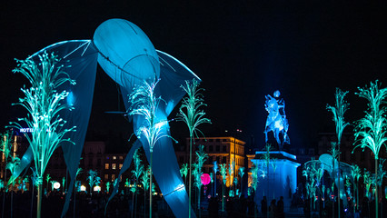 Les illuminations du 8 Décembre Lyon Bellecour , représentant la faune marine avec la Statue équestre de Louis XIV - obrazy, fototapety, plakaty
