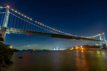 Fototapeta na wymiar 夜空と橋を見上げる海峡夜景DSC2997