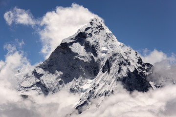 Fototapeta na wymiar Nepal hiking path through mountain around Everest