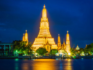 Fototapeta premium Nocny widok świątyni Wat Arun Ratchawararam. Piękny zachód słońca nad rzeką Menam, punkt orientacyjny turystyczny w Tajlandii, Bangkok, Tajlandia