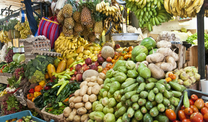 Puesto de frutas y verduras en mercado de Mexico