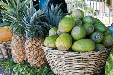 Canasta con tunas verdes
