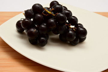 uvas negras servidas frias