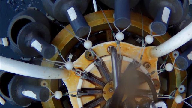 CTD Rosette Unterwasseraufnahme / Wasserproben entnehmen Forschungsschiff