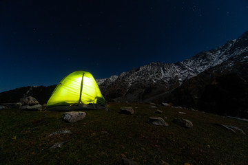 Fototapeta na wymiar Camping at Snowline on the Triund trek in Mcleod Ganj, India