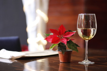 Copa de vino con nochebuena 