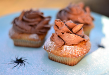 Banana cupcakes with cream cheese and dark chocolate with almonds 