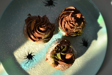 Banana cupcakes with cream cheese and dark chocolate with almonds 