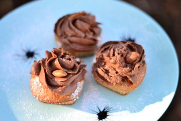 Banana cupcakes with cream cheese and dark chocolate with almonds 
