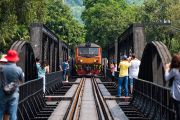 Obraz premium Poeple on kwai railway to photo train, Kanchanaburi