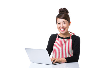 エプロン姿のアジア人主婦ポートレート