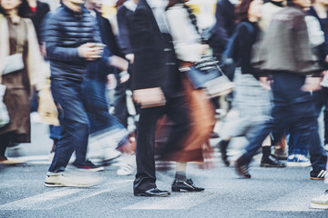 Obraz premium 横断歩道を歩く人々の足