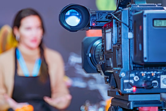 News release filming. Reporting on a professional camera. ??????? ???? ????????. Work video operators. Recording an interview. Concept - journalism. Professional camera is aimed at the girl.
