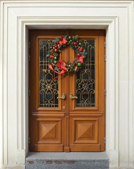 Fototapeta na wymiar Christmas wreath on a brown door