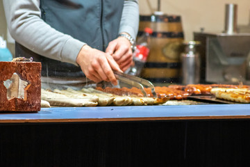 Frische leckere heiße Würstchen am Bratwurststand auf dem Weihnachtsmarkt mit Krakauern, Nürnberger Rostbratwürstchen und Senf als beliebter Snack für den Besuch auf Kirmes und Weihnachtsmarkt