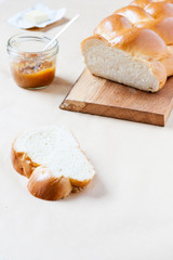 Hefezopf auf rustikalem Eichebrett serviert