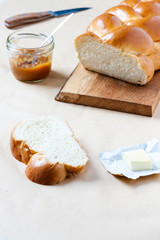 Hefezopf auf rustikalem Eichebrett serviert