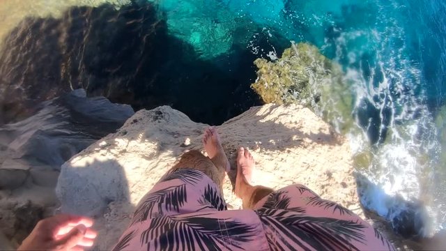 hombre saltando al mar en un playa de Mallorca concepto de vacaciones, verano, playa y diversion