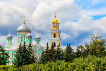Fototapeta na wymiar Trinity cathedral and bell tower of Holy Trinity-Saint Seraphim-Diveyevo convent in Diveyevo, Russia