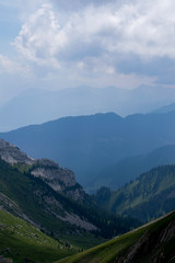 Obraz premium Pilatus Mountain hiking track with green grasslands and the Mountain 