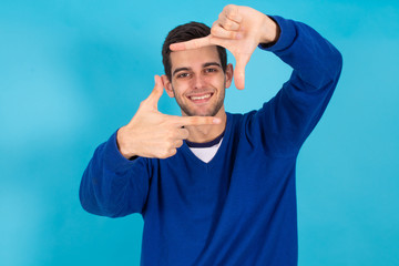Naklejka premium casual young man isolated on natural blue background