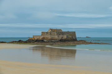 Fototapeta na wymiar Fortress on the coast (Petit Bé, St. Malo, Brittany, France)