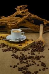 taza de café blanca con cafetera antigua